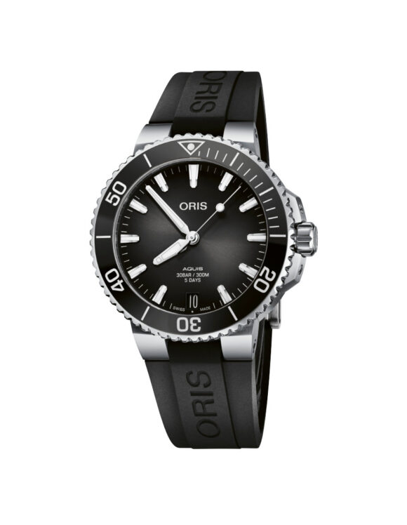 Vista frontale dell’orologio Oris Aquis Date Calibre 400 con quadrante antracite e cinturino in caucciù nero