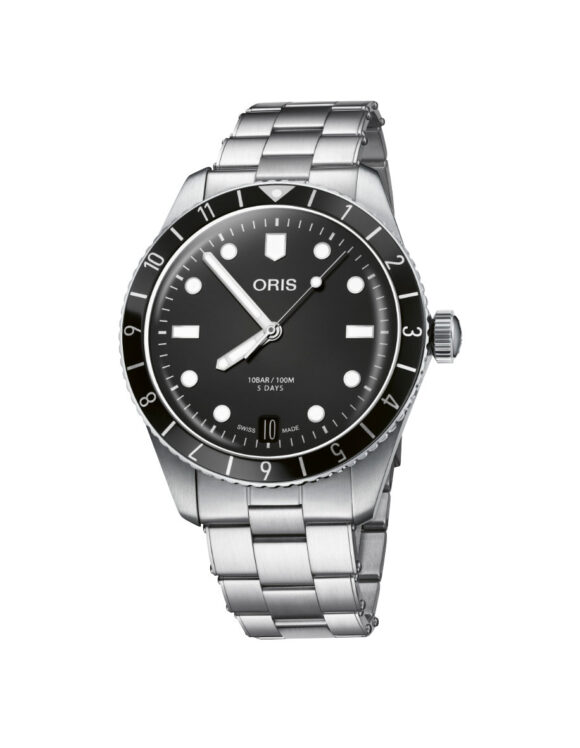Orologio Oris Divers Sixty‑Five 12h Calibre 400 visto frontalmente, con quadrante nero e bracciale in acciaio