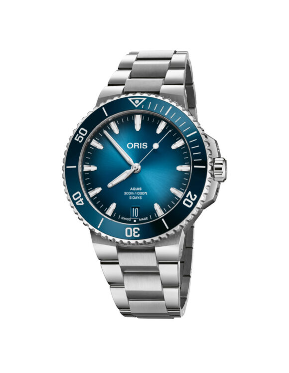 Orologio Oris Aquis Date Calibre 400 con quadrante blu e cassa in acciaio da 43,5 mm, visuale frontale completa