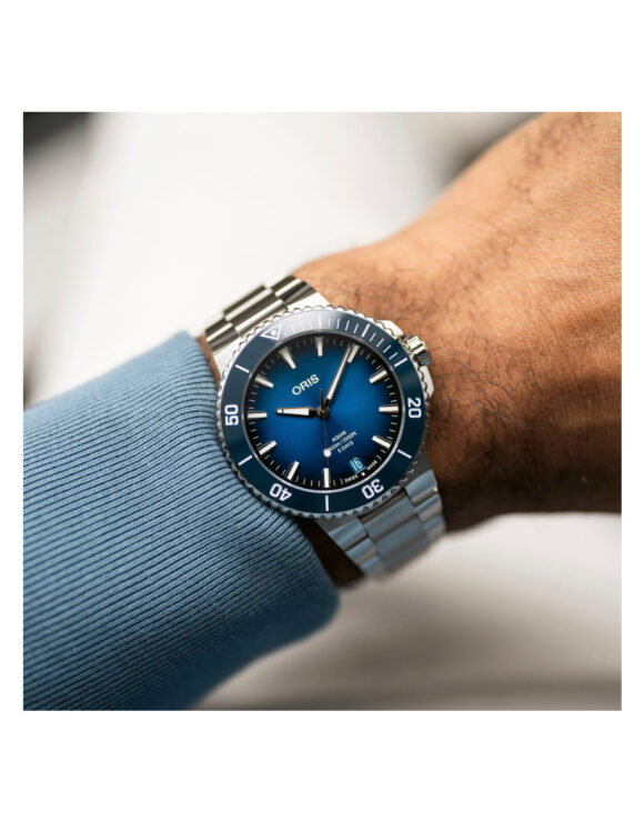 Oris Aquis Date Calibre 400 al polso, con bracciale in acciaio e quadrante blu in evidenza