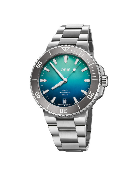 Vista frontale dell’orologio Oris Aquis Great Barrier Reef con quadrante sfumato blu-azzurro
