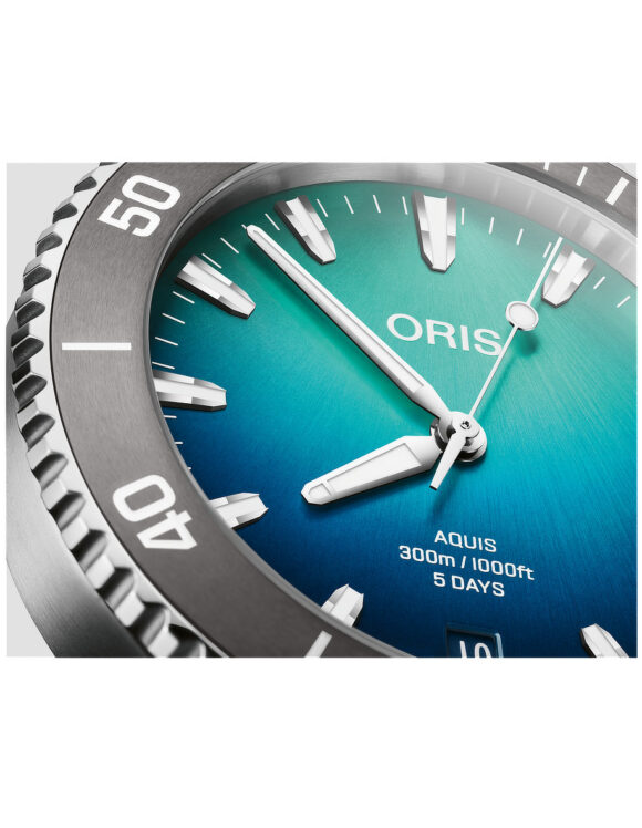 Dettaglio ravvicinato del quadrante sfumato blu-azzurro con data a ore 6