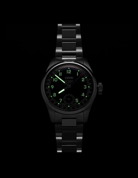 Orologio Oris Big Crown Pointer Date Calibre 403 al buio, con dettagli luminescenti visibili su quadrante e lancette