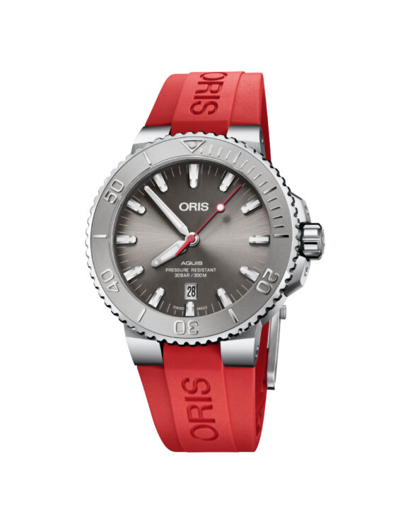 Vista frontale dell’orologio Oris Aquis Date Relief con quadrante grigio e cinturino rosso in caucciù