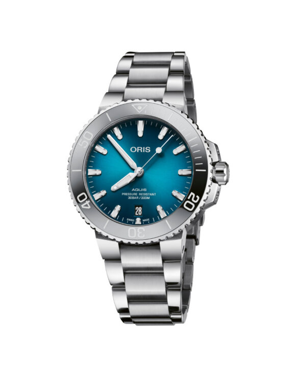 Vista frontale dell’orologio Oris Aquis Date con quadrante azzurro e lunetta grigia
