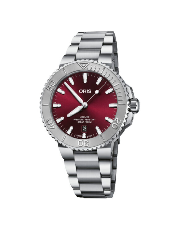 Vista frontale dell’orologio Oris Aquis Date Relief con quadrante rosso ciliegia