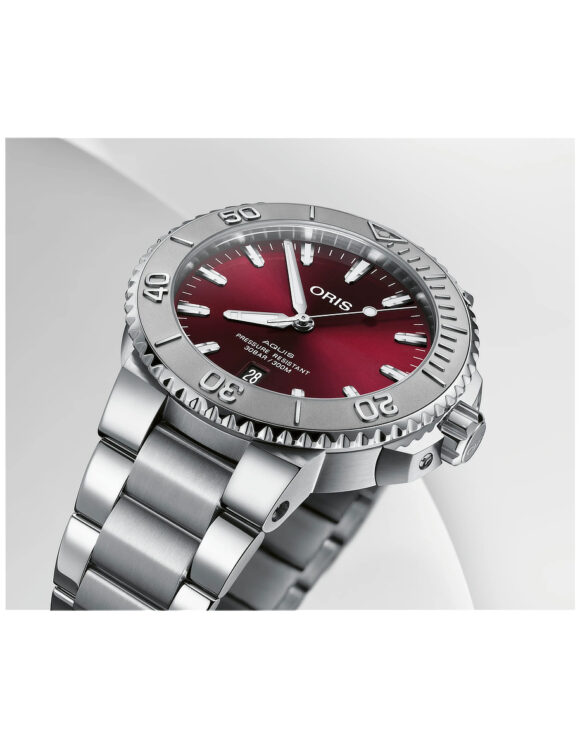 Vista frontale dal basso dell’orologio Oris Aquis Date Relief con cassa in acciaio e quadrante rosso ciliegia