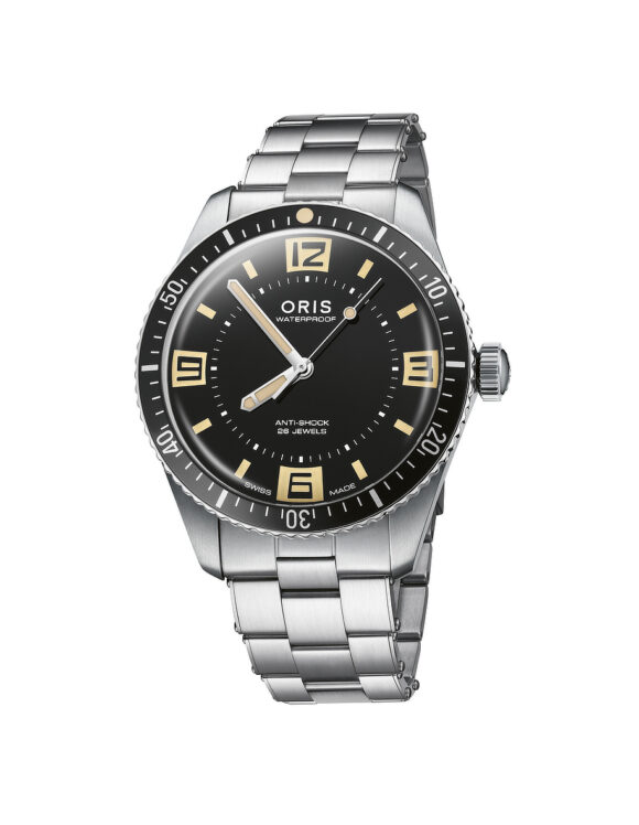 Orologio Oris Divers 60th Anniversary Edition con cassa in acciaio da 40 mm, quadrante nero lucido e numeri arabi vintage visibili in primo piano