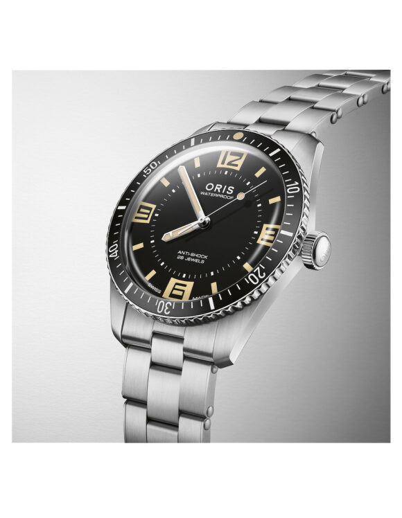 Orologio Oris Divers 60th Anniversary Edition ripreso da angolazione 3/4, con lunetta nera e cassa in acciaio in evidenza, quadrante vintage ben visibile