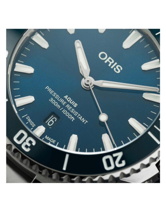 Dettaglio ravvicinato del quadrante blu sfumato dell’orologio Oris Aquis Date con indici luminescenti