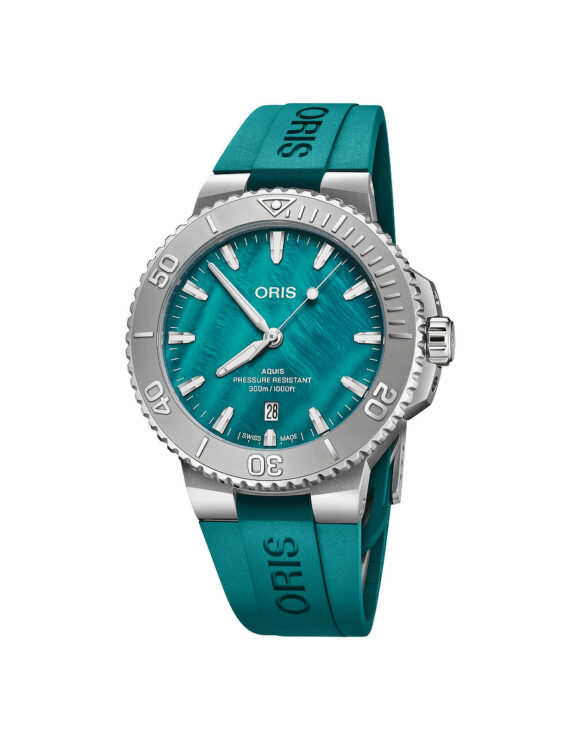 Vista frontale dell'orologio Oris Aquis New York Harbor II con cinturino in caucciù.