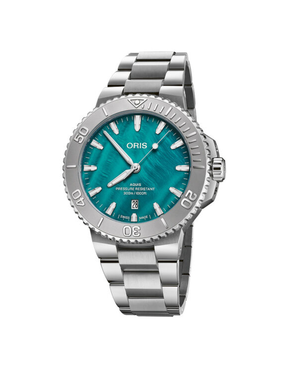 Vista a tre quarti dell'orologio Oris Aquis New York Harbor II con bracciale acciaio.