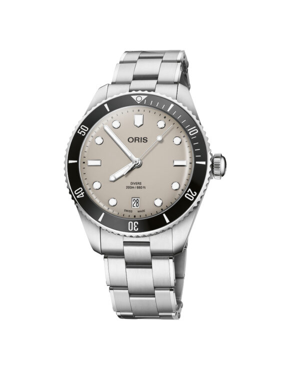 Oris Divers Date con quadrante beige e lunetta in ceramica nera, vista frontale su bracciale in acciaio