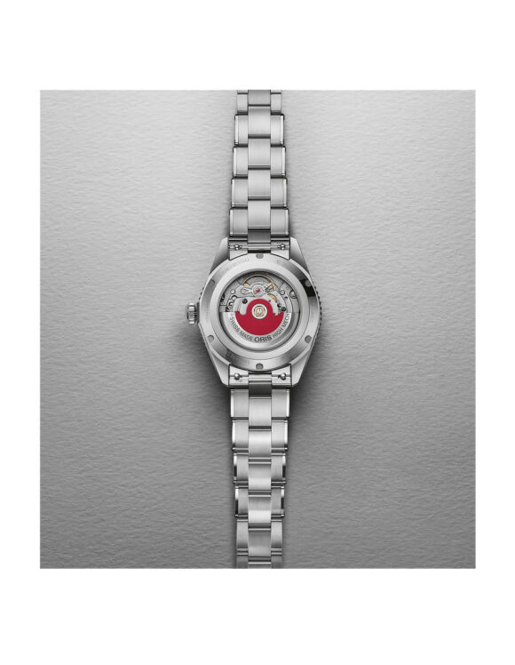 Orologio Oris Divers Date vista posteriore con fondello inciso e bracciale in acciaio