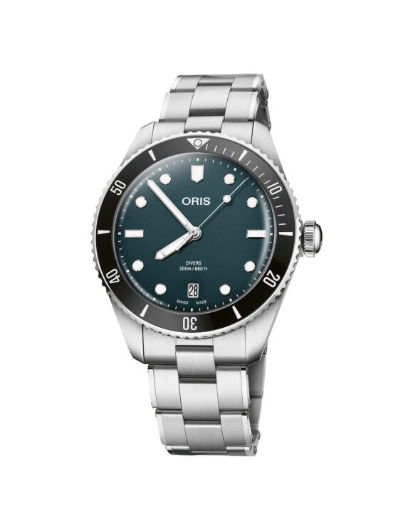 Oris Divers Date quadrante blu con lunetta in ceramica nera, vista frontale su bracciale in acciaio