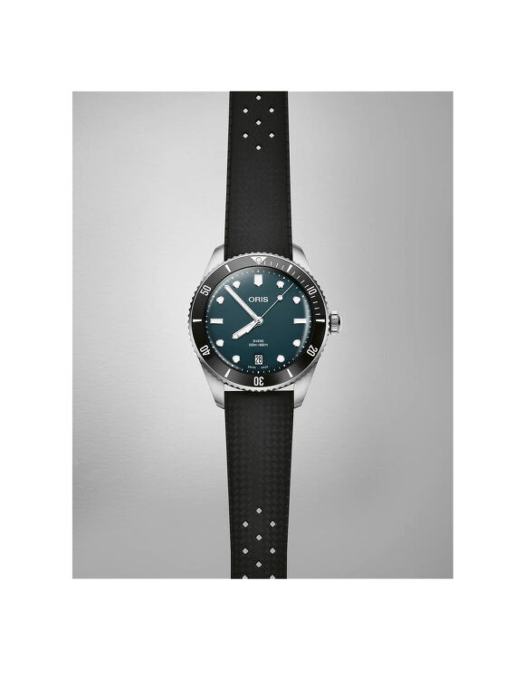 Oris Divers Date con cinturino in caucciù nero, quadrante blu e lunetta nera in primo piano