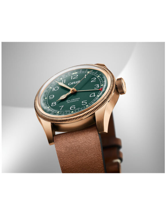 Orologio Oris Big Crown Pointer Date 80th Anniversary visto frontalmente con angolazione laterale, evidenziando il profilo in bronzo e il cinturino in pelle