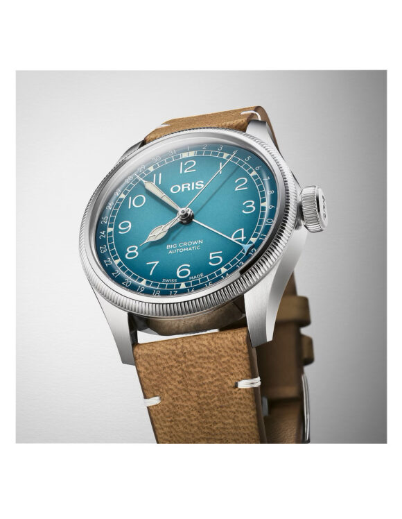 Oris Big Crown X Cervo Volante fotografato frontalmente da angolazione bassa, con evidenza della corona oversize e quadrante azzurro