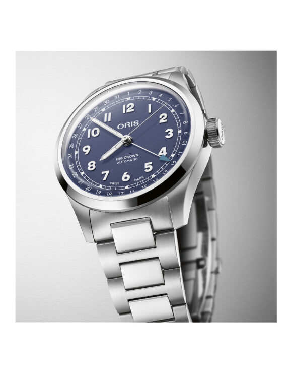 Vista inclinata dal basso dell’orologio Oris Big Crown Pointer Date con quadrante blu