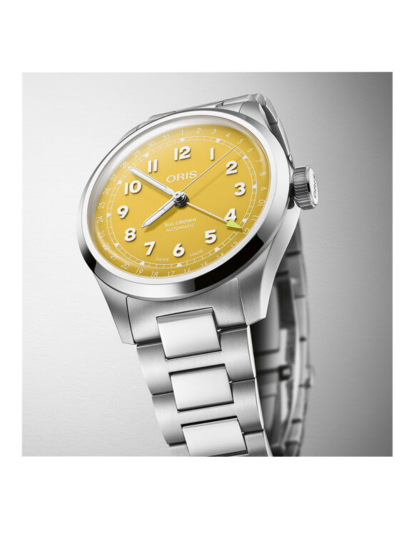 Vista inclinata dal basso dell’orologio Oris Big Crown Pointer Date con quadrante giallo