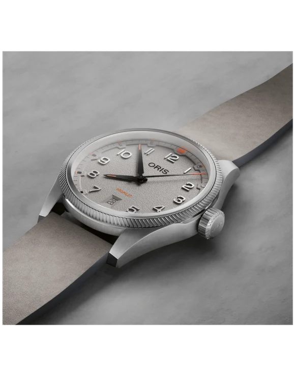 Orologio Oris ProPilot Date 41mm Grigio disteso di lato, profilo cassa e cinturino in pelle