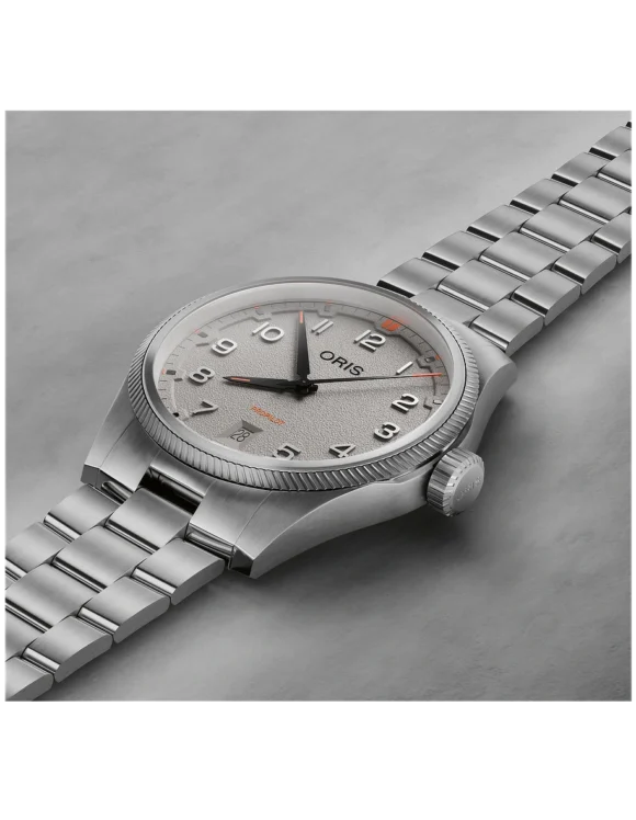 Orologio Oris ProPilot Date 41mm Grigio Acciaio disteso di lato, vista profilo cassa e bracciale