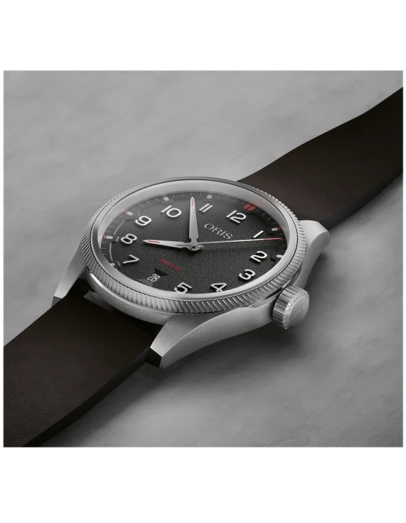 Orologio Oris ProPilot Date 41mm Nero disteso di lato, profilo cassa e cinturino in pelle nera