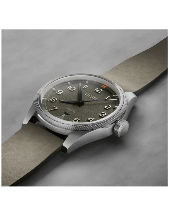 Orologio Oris ProPilot Date 41mm Verde disteso di lato, profilo cassa e cinturino in pelle scamosciata