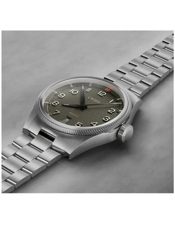 Orologio Oris ProPilot Date 41mm Verde Acciaio disteso di lato, profilo ghiera zigrinata