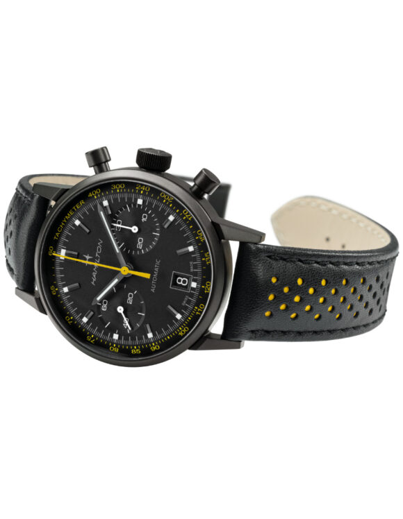 Orologio Hamilton Intra-Matic Auto Chrono con cinturino nero e dettagli gialli – vista orologio disteso