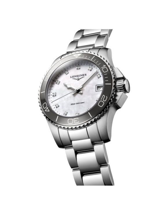 Vista angolata Orologio Longines Hydroconquest Donna Acciaio con quadrante Madreperla e Diamanti L3-370-4-87-6