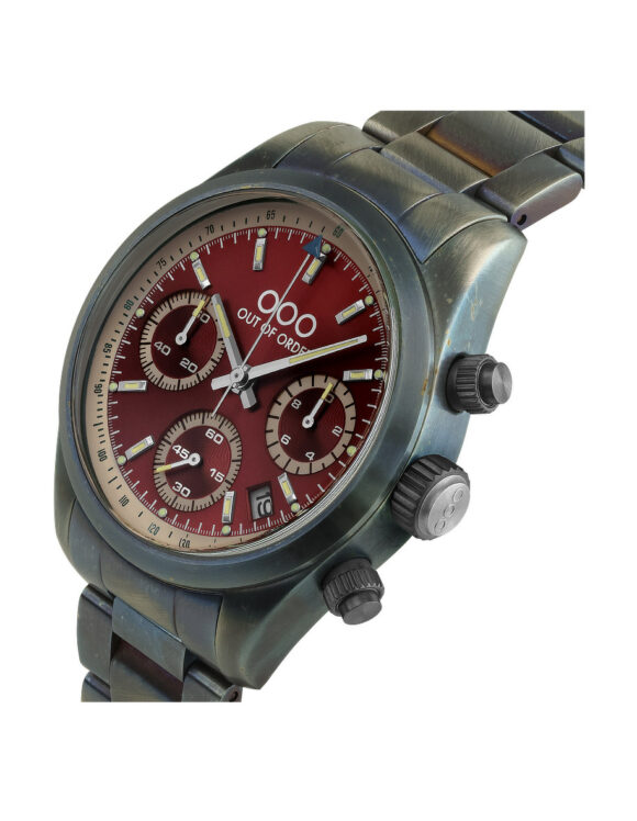 Vista laterale dell'orologio Out of Order Sporty con corona, pulsanti cronografo e finitura Ultra Distressed.