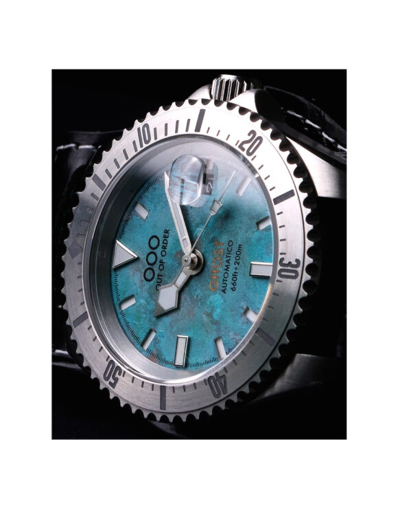 Dettaglio del quadrante dell'Orologio Out of Order (OOO) Ghost 4.0 Limited Edition poggiato sul lato cassa.